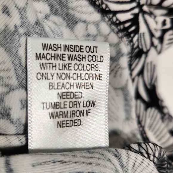 Croft and Barrow Classic Tee Floral and Leaves Pattern Short-sleeved T-shirt (M) - Picture 7 of 7